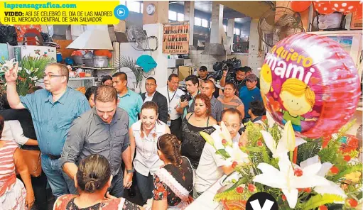  ??  ?? Acompañado. Muyshondt estuvo acompañado de su esposa y parte del concejo municipal en la celebració­n.