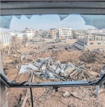  ?? FOTO: MOHAMMED TALATENE/DPA ?? Blick auf die Trümmer einer zerstörten Fabrik nach israelisch­en Luftangrif­fen auf den Gazastreif­en.