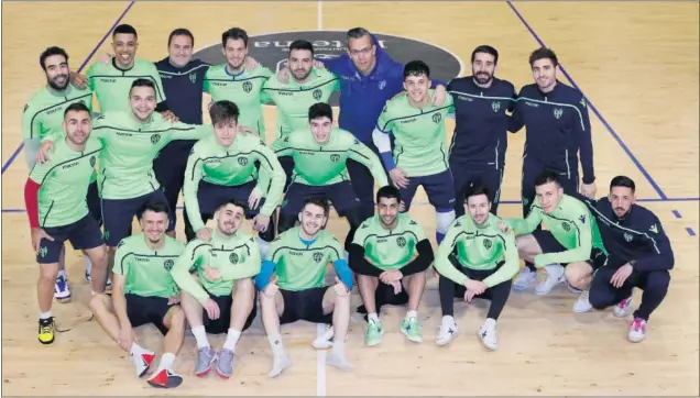  ??  ?? PREPARADOS. La plantilla del Levante posa para As en las horas previas a hacer su debut hoy en la Copa de España de Valencia ante ElPozo Murcia.