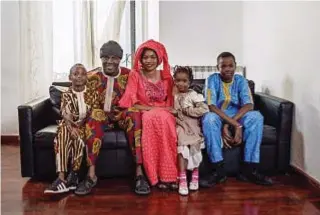  ??  ?? La piccola Fatou con i fratelli e i genitori: indossano i tradiziona­li (e bellissimi) costumi del loro Paese, il Senegal.