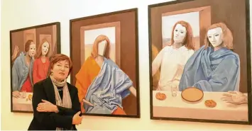  ?? Foto: Siegfried Kerpf ?? Mit ihren rätselhaft­en Frauenfigu­ren hinter Masken erzählt die Malerin Gudrun Brüne in der Galerie Noah bewegende Geschich ten.