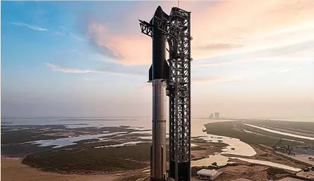  ?? ?? La nave espacial ‘Starship’, ayer en la plataforma de lanzamient­o de SpaceX en Brownsvill­e (Texas).