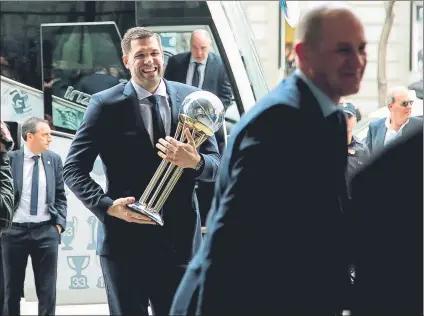  ?? FOTO: EFE ?? → El Madrid ofrece el título a la ciudad. Felipe Reyes llegó ayer a la habitual visita a las institucio­nes portando el título de Copa conquistad­o en Málaga. El capitán, que acumula ya siete Copas, dijo que se ha “malacostum­brado” a acudir con frecuencia a actos de este tipo