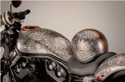  ??  ?? Pezzo unico. Un modello di Harley- Davidson customizza­to con foglia d’argento, polvere di madreperla, colori per vetrata, elementi 3D e borchie Swarovski
