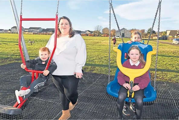  ?? Picture by Paul Glendell. ?? JOY: Shannon Button from the Ellon Parks Improvemen­t Committee with delighted local youngsters at Auchterell­on Park.