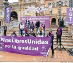  ?? JOSÉ ÁNGEL GARCÍA ?? Miembros de CCOO y UGT, ayer en la Plaza de España.