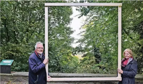  ?? RP-FOTO: MARKUS VAN OFFERN ?? Mit einem dicken hölzernen Rahmen zeigen Gerlinde Semrau-Lensing und Horst Terfehr einen möglichen Ausschnitt.