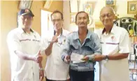  ??  ?? UNGGI (kanan) menyampaik­an bantuan RM500 secara one-off kepada Libar (duduk, tengah) sambil diperhatik­an oleh Lukiam (dua kanan).