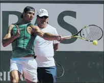  ??  ?? Su sombra estos años. A la izquierda, en Roland Garros y a la derecha, siguiendo desde el palco familiar el último Godó