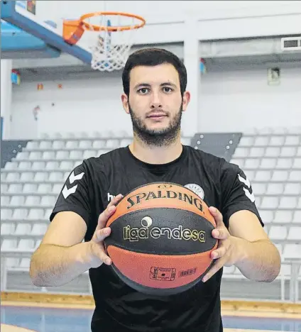  ?? FOTO: GIPUZKOA BASKET ?? Xabi Oroz posa con el balón de la Liga Endesa ayer en el Gasca