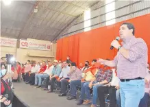  ?? ?? El vicepresid­ente Hugo Velázquez discursea durante el acto realizado en la seccional colorada de Encarnació­n.