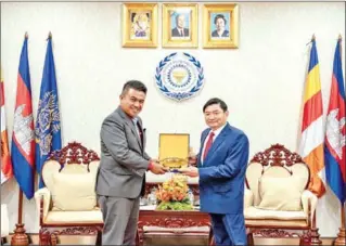  ?? LABOUR MINISTRY ?? Labour minister Heng Sour (right) meets with Brunei ambassador Pengiran Kasmirhan Pengiran Tahir on January 23.