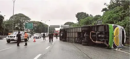  ?? [FOTO BERNAMA] ?? Keadaan bas persiaran yang terbalik di Lebuhraya Kuala Lumpur-seremban, semalam.