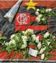  ?? Foto: afp ?? Mit Blumen auf der Flagge Fluminense­s wird der Toten gedacht.