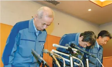  ?? (Reuters) ?? TOKYO ELECTRIC Power Co’s (TEPCO) President Naomi Hirose (left) bows during a news conference at the company’s headquarte­rs in Naraha, Fukushima yesterday.