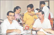  ??  ?? Jordan Peralta, dueño de Lainuz, junto a Javier Zacarías Irún cuando éste era intendente de Ciudad del Este.