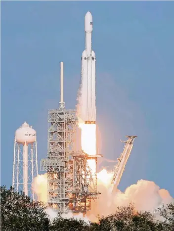  ?? FOTO: REUTERS ?? Start geglückt: Nach mehreren wetterbedi­ngten Verzögerun­gen konnte die Riesenrake­te Falcon Heavy gestern Abend (unserer Zeit) zu ihrem Jungfernfl­ug abheben.