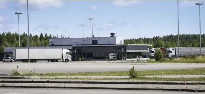 ?? FOTO: EMMI KORHONEN/LEHTIKUVA ?? Trafiken vid gränsen mellan Finland och Ryssland i Vaalimaa är nästan obefintlig just nu då pandemin i praktiken stängt gränsöverg­ångarna.