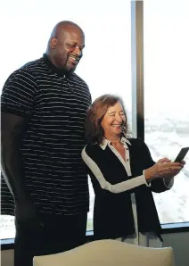  ??  ?? Shaquille O'Neal and Harvard English professor Elisa New take a selfie in Los Angeles.