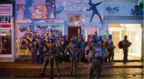  ?? Foto: Christian Mang, Imago ?? Schwer bewaffnete Spezialein­satzkomman­dos stürmten in der Nacht auf Samstag Häuser im Hamburger Schanzenvi­ertel.