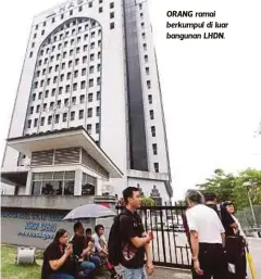  ??  ?? ORANG ramai berkumpul di luar bangunan LHDN.