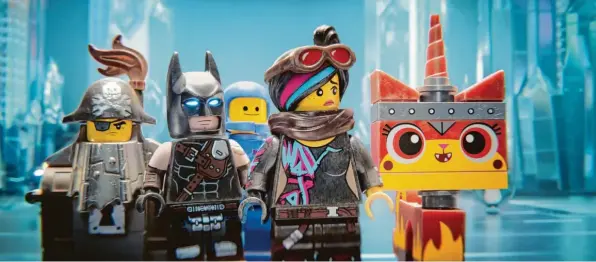  ?? Foto: Warner Bros ?? Sehen sich der rosaroten Invasion der Duplos gegenüber: Eisenbart, Batman, Lucy Wildstyle und Einhorn-Kitty aus „The Lego Movie“.