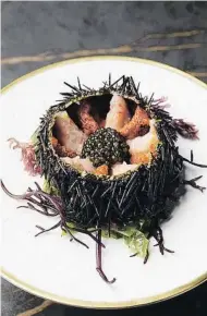  ?? FOTO: CARLOS GARRALAGA ?? Els eriçons se serveixen amb un tàrtar de gamba amb caviar.