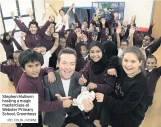  ?? PIC: COLIN J HORNE ?? Stephen Mulhern hosting a magic masterclas­s at Webster Primary School, Greenheys