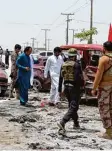  ?? Foto: dpa ?? Pakistanis­che Sicherheit­skräfte untersu chen den Ort des Anschlages.