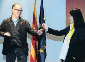  ?? TONI ALBIR / EFE ?? Jordi Turull, ayer en Parets del Vallès, con la esposa de Jordi Sànchez