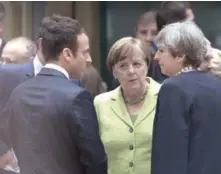  ?? EFE ?? Caso. La canciller alemana, Angela Merkel, al centro, conversa con la primera ministra británica, Theresa May, derecha, y el presidente galo, Emmanuel Macron, izquierda, en Bruselas, ayer.