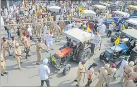  ?? PTI ?? Police trying in vain to stop farmers from taking out a tractor march in Patiala on Friday.