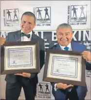  ??  ?? Gustavo Espadas Espinosa y Gustavo Espadas Cruz, con las placas que los entronizan como miembros del Salón de la Fama del Boxeo de California, durante un evento que se realizó ayer en Los Ángeles