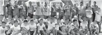  ??  ?? Compostela Valley Governor Jayvee Tyron Uy with Task Force ‘Balik Loob’ and the former rebels.