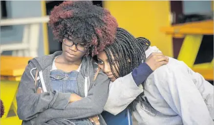  ?? Photograph­s by Irfan Khan Los Angeles Times ?? ZOE MILES, 14, left, and Pearl Green, 15, mark their last day at City High School, which is closing after the board cited fiscal issues.