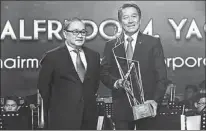  ??  ?? Manny V. Pangilinan with 2013 MVP Grand Bossing Awardee Alfredo Yao of Zest-O Corp.