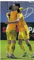  ?? FOTO: IMAGO IMAGES ?? FCS-Spieler Calogero Rizzuto (links) freut sich mit dem Doppeltors­chützen Amine Naïfi.