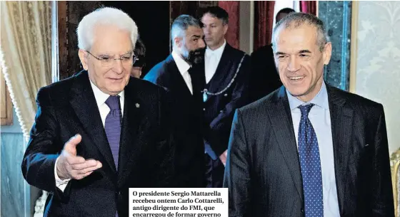  ??  ?? O presidente Sergio Mattarella recebeu ontem Carlo Cottarelli, antigo dirigente do FMI, que encarregou de formar governo