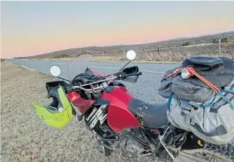  ?? Pictures: DELORES KOAN ?? BEA-UUDIFUL ROAD: The veld and sky glow at sunset in a glorious way that you will only find in the Eastern Cape. A flowing stretch from Bedford brings Delores and rider into Makhanda.