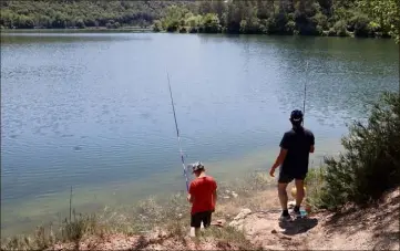  ?? (Photos Gilbert Rinaudo) ?? Père et fils sont venus de Barjols pour retrouver le plaisir d’une bonne partie de pêche au lac de Carcès. L’activité y est de nouveau praticable depuis hier sur décision préfectora­le.