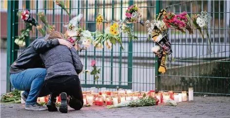  ?? FOTO: DPA ?? Trauernde zündeten vor der Käthe-Kollwitz-Gesamtschu­le in Lünen Kerzen an.