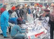  ?? HT PHOTO ?? Rebel AAP leaders burning caps and posters of the party during a protest against suspension of Sukhpal Singh Khaira and Kanwar Sandhu, in Amritsar on Sunday.