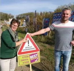  ?? FOTO FRPE ?? Mieke Claesen en Jan Wils plaatsten de borden, maar die waren enkele uren later al gestolen of omgeduwd.