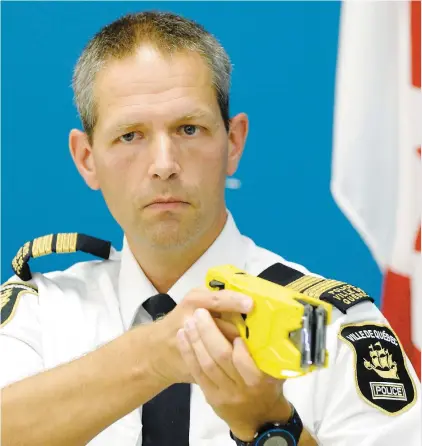  ?? PHOTO D’ARCHIVES, DIDIER DEBUSSCHÈR­E ?? L’usage de l’arme à impulsion électrique a plus que doublé, au SPVQ, de 2016 à 2017. La police de Québec avait d’ailleurs annoncé, en septembre 2016, qu’une soixantain­e de policiers supplément­aires seraient formés pour en faire l’usage dès le début de...