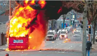  ?? REUTERS ?? álgido de los disturbios ha sido el secuestro e incendio de un autobús urbano en Belfas y la agresión a un fotógrafo de prensa/