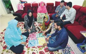  ?? Ahmed Kutty/Gulf News ?? Farhana Naz (in pink) with her family at their home in Abu Dhabi.