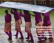  ??  ?? SEBAHAGIAN peserta perarakan meredah hujan semasa hadir sambutan Maulidur Rasul di Terengganu.