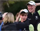  ?? Picture: Pat Cashman ?? Thriller: Lisburn’s hero Jack Shellard is congratula­ted by team mates and supporters after winning his match on the 19th.