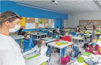  ?? FOTO: CHRISTIAN FLEMMING ?? Der Unterricht wird auch in den fünften Klassen (hier im Bodenseegy­mnasium Lindau) von Masken dominiert. CoronaLeug­ner wollen Lehrer dazu bringen, sich gegen die Maskenpfli­cht zu wehren.