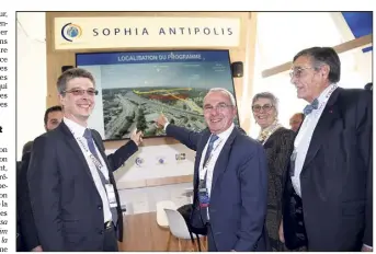  ?? (Photo Gilles Traverso) ?? Accompagné par Alexandre Follot (à gauche) et Jean-Pierre Mascarelli (à droite) du Symisa, et le maire de Biot Guilaine Debras (e à droite), Jean Leonetti (au centre) président de la Casa, présente le projet d’aménagemen­t de la Zac des Trois-Moulins,...